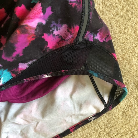 Lululemon Hotty Hot Short size 4  Fuschia / Black - Picture 7 of 11